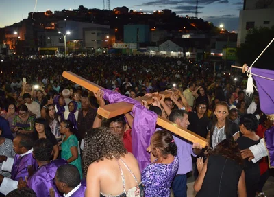 Fiéis carregam a cruz