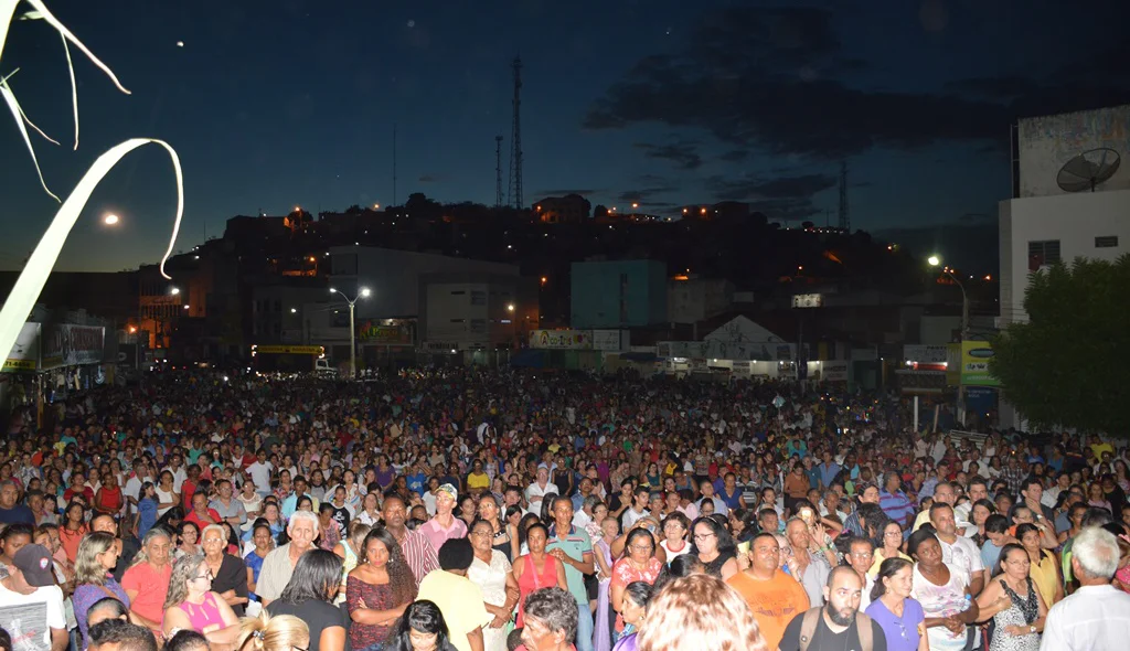 Milhares de devotos lotam praça Justino Luz