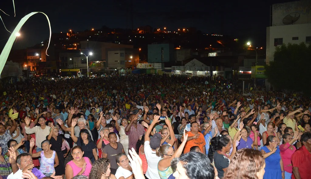 Multidão lota praça Justino Luz