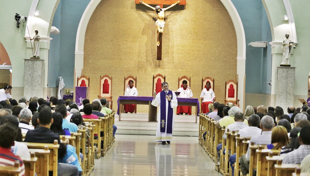 Padre celebrando a missa