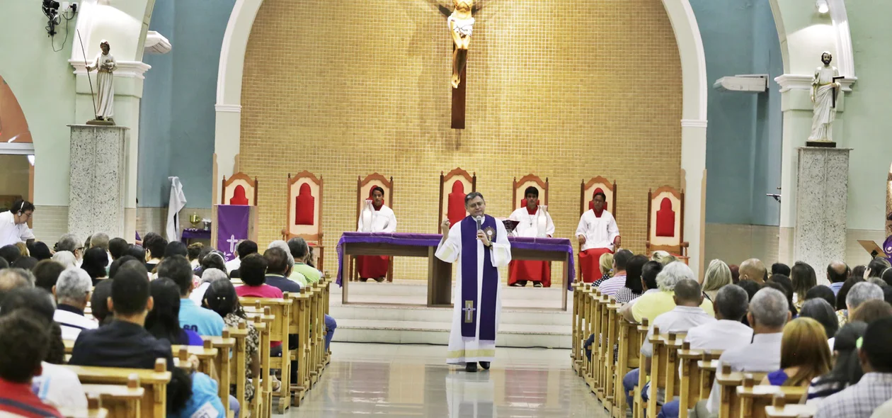 Padre celebrando a missa
