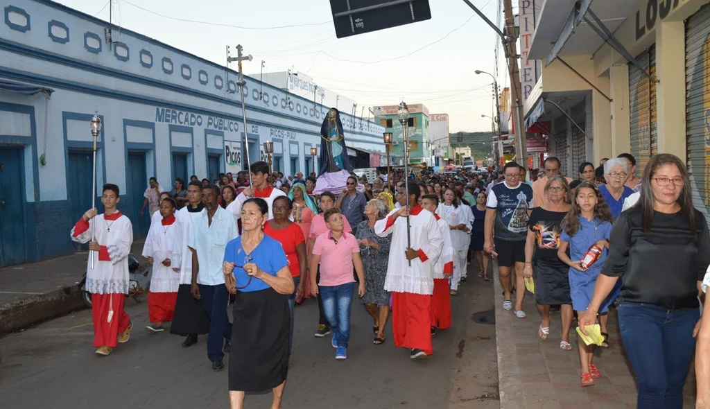 Procissão com imagem de Nossa Senhora das Dores