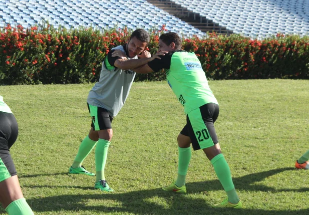Treino realizado no estádio Albertão