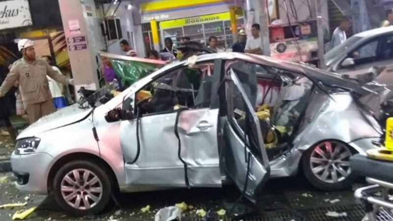 Carro explodiu dentro de posto