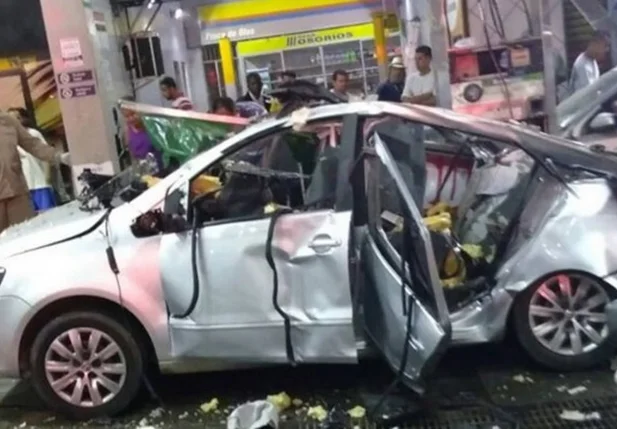 Carro explodiu dentro de posto