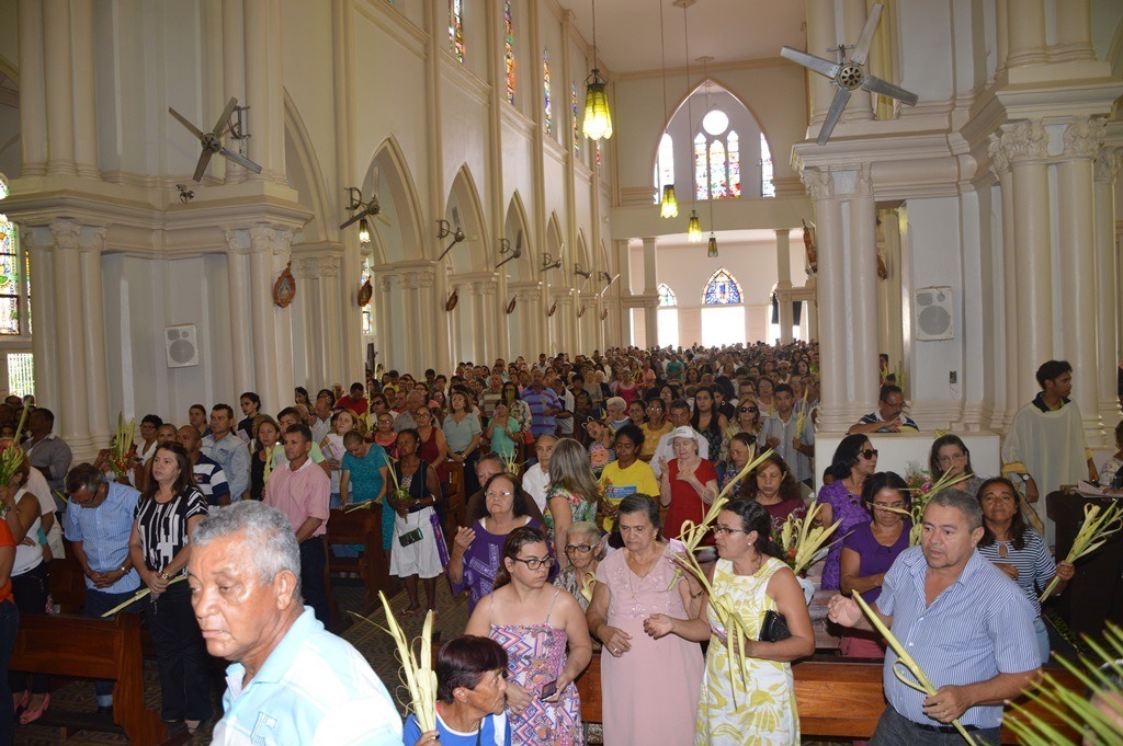 Católicos participam da Missa de Ramos