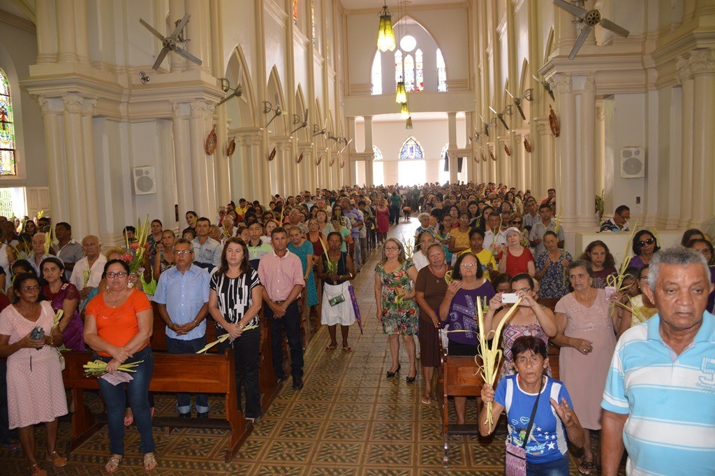 Devotos lotam Catedral na Missa de Ramos