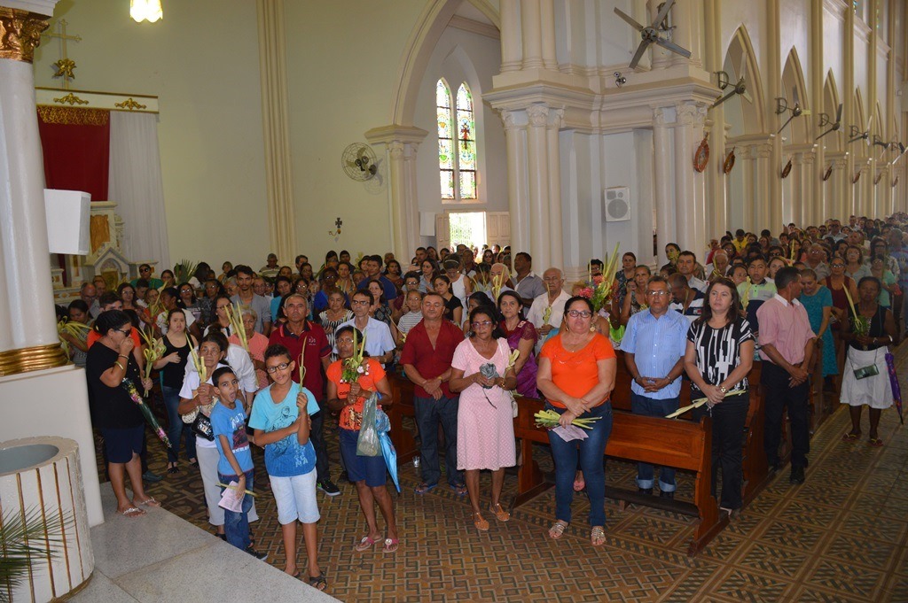 Fiéis assistem Missa de Ramos em Picos