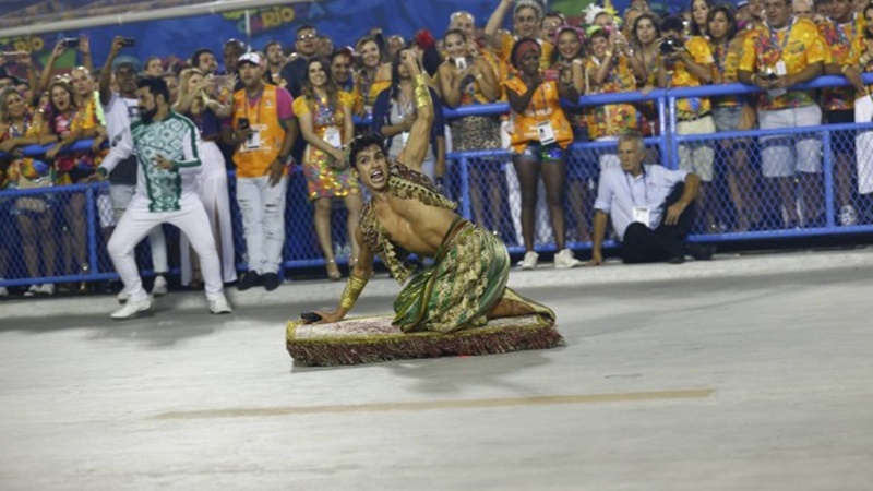 Mocidade levou ao Sambódromo o enredo - As Mil e Uma Noites de uma ‘Mocidade’ prá lá de Marrakesh 
