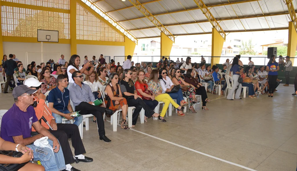 Convidados acompanham inauguração de quadra
