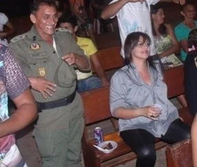 Hugo ao lado da esposa