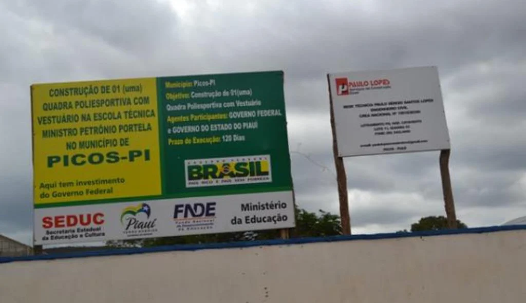 Placa informa início e prazo de conclusão da obra