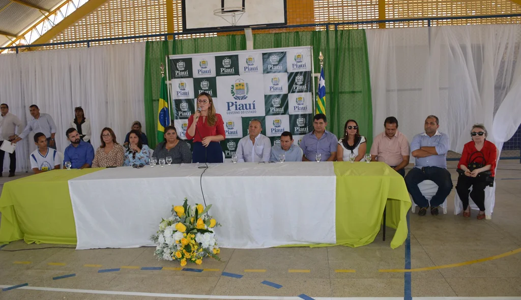 Rejane Dias comanda solenidade de inauguração da quadra poliesportiva