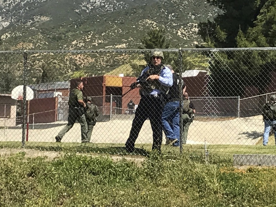 Serviços de emergência respondem a tiroteio em escola de San Bernardino, nos EUA