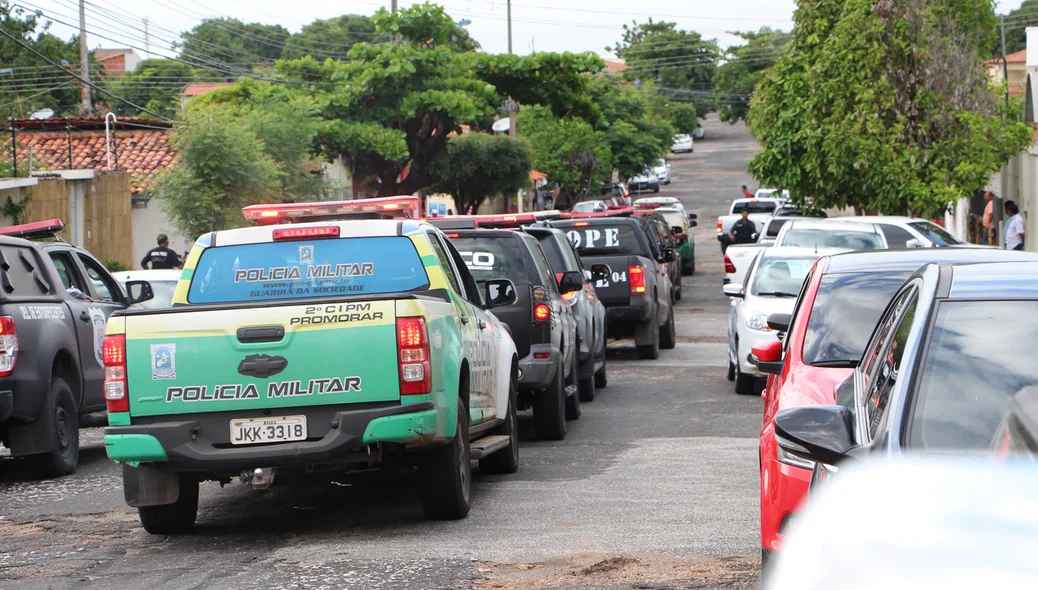 Viaturas conduzindo os 13 presos