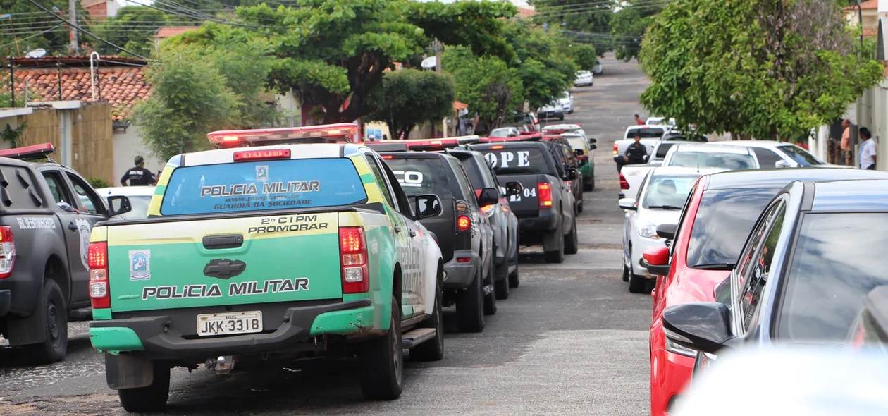 Viaturas conduzindo os 13 presos