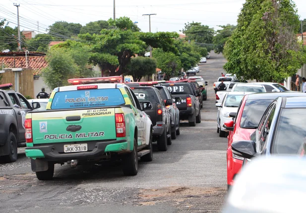 Viaturas conduzindo os 13 presos