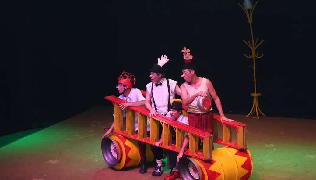 Espetáculo dos Mequetrefe na abertura do Palco Giratório em Teresina