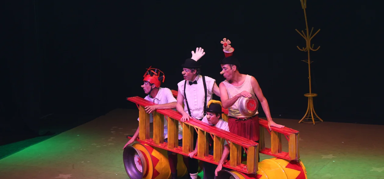 Espetáculo dos Mequetrefe na abertura do Palco Giratório em Teresina