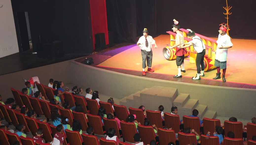 Espetáculo dos Mequetrefe na abertura do Palco Giratório no Theatro 4 de Setembro