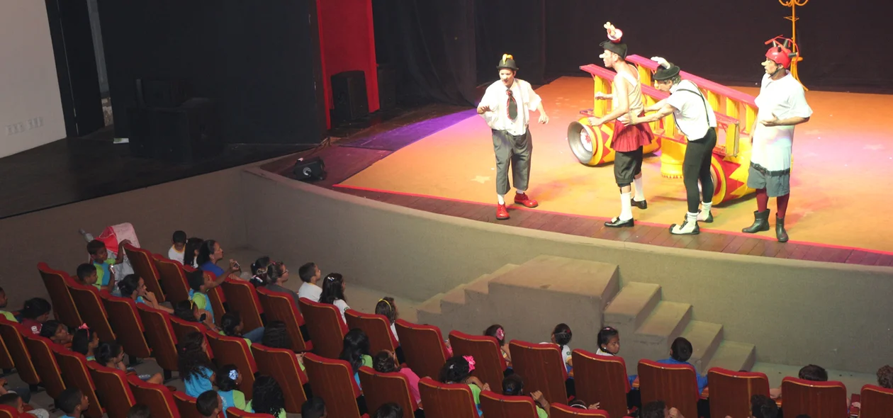 Espetáculo dos Mequetrefe na abertura do Palco Giratório no Theatro 4 de Setembro