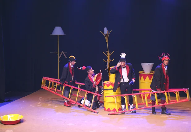 Os Mequetrefe na abertura do Palco Giratório em Teresina
