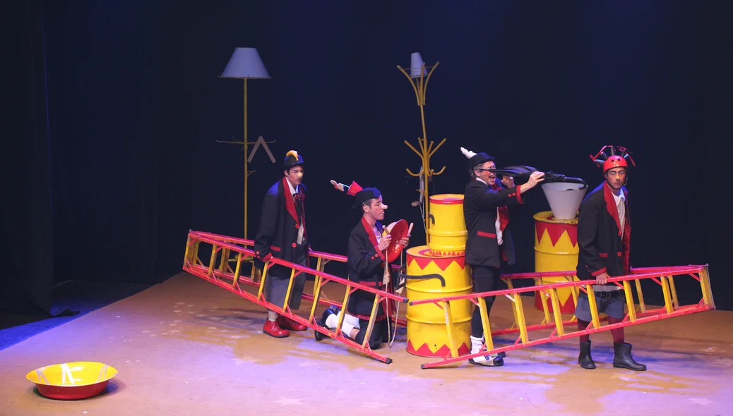 Os Mequetrefe na abertura do Palco Giratório no Theatro 4 de Setembro