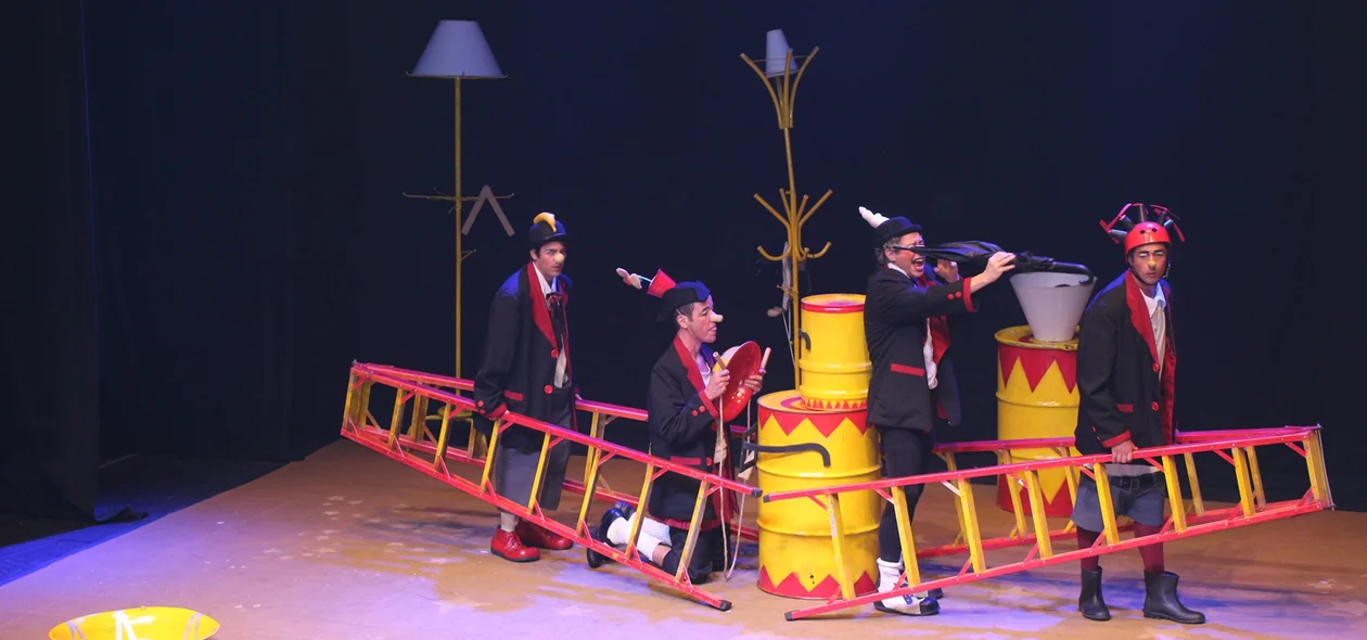 Os Mequetrefe na abertura do Palco Giratório no Theatro 4 de Setembro