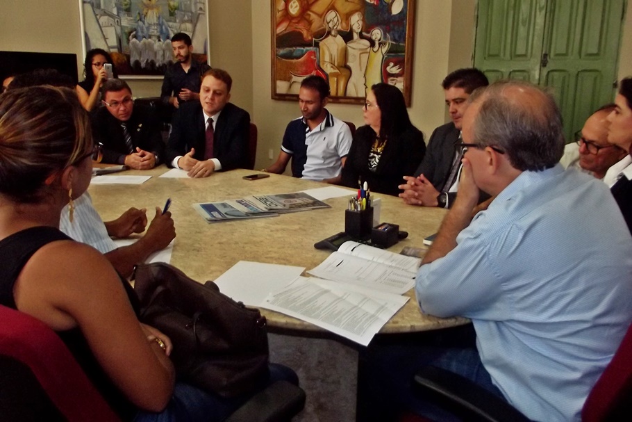 Prefeito garante apoio às famílias da ocupação Padre Humberto