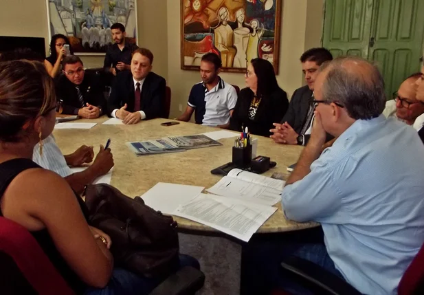 Prefeito garante apoio às famílias da ocupação Padre Humberto
