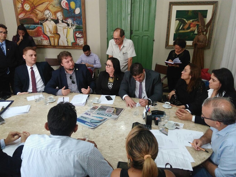 Prefeito garante apoio às famílias da ocupação Padre Humberto
