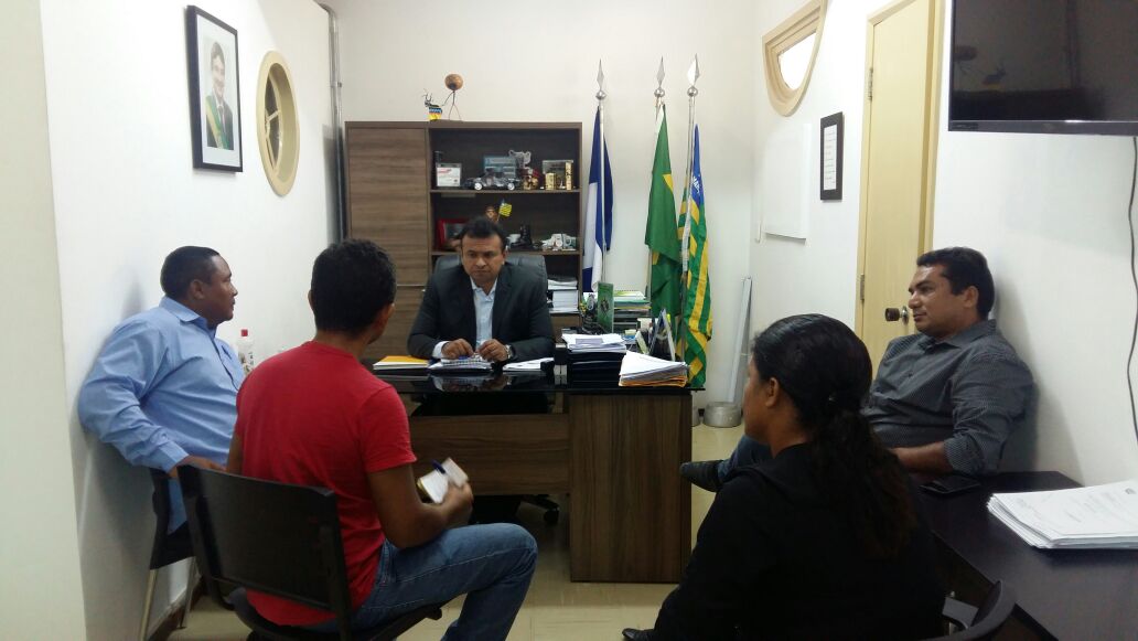 Secretário Fábio Abreu em reunião com moradores