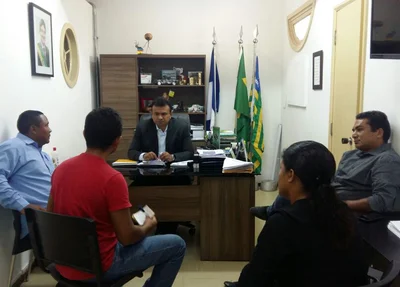 Secretário Fábio Abreu em reunião com moradores