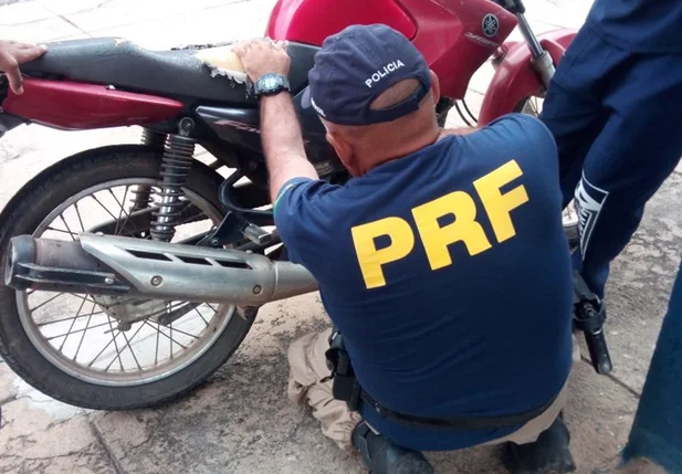 A motocicleta foi recuperada pela PRF na tarde desta quarta-feira (12)