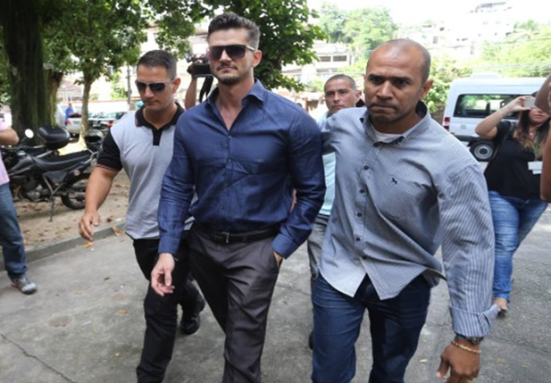 Ex-BBB Marcos chega à delegacia para prestar depoimento