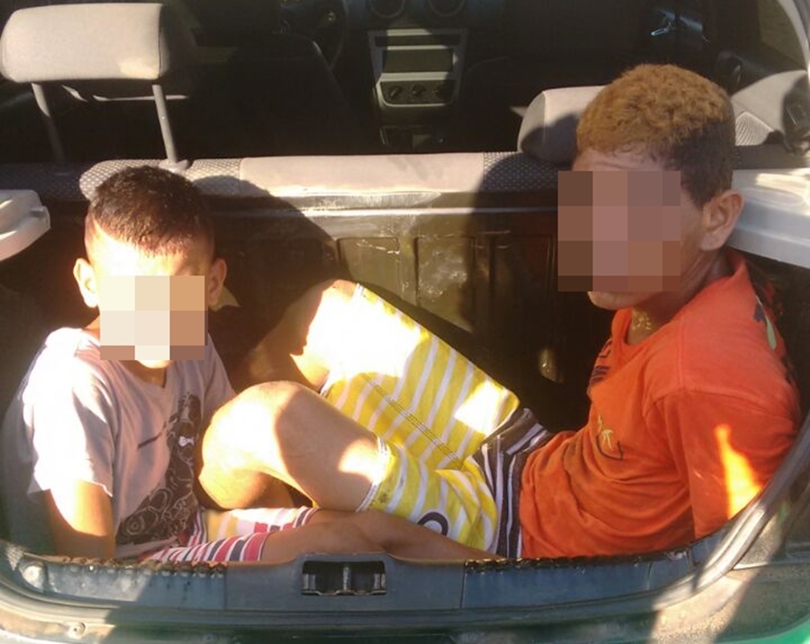 Menores são acusados de roubar o veículo no Acapare 