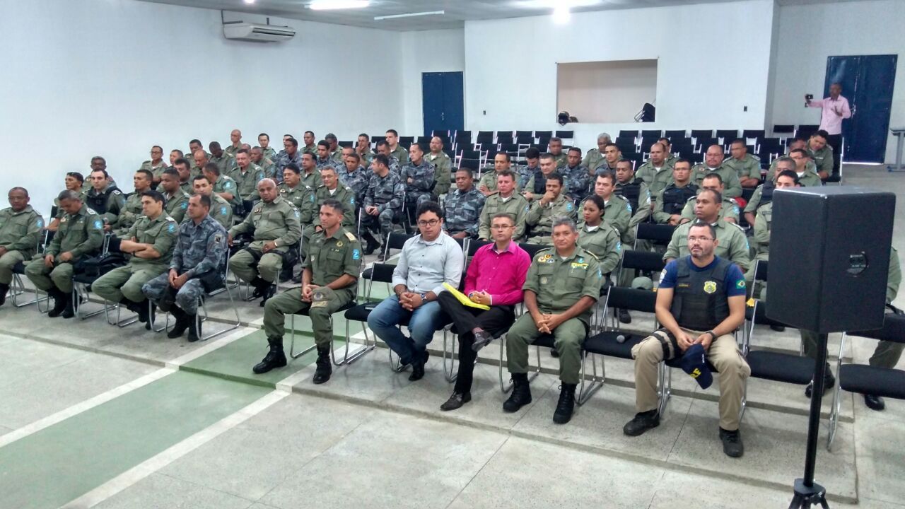 O encontro aconteceu no auditório de uma escola
