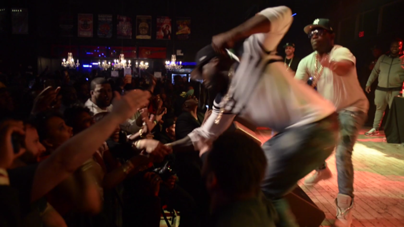 Rapper 50 Cent agride fã durante show