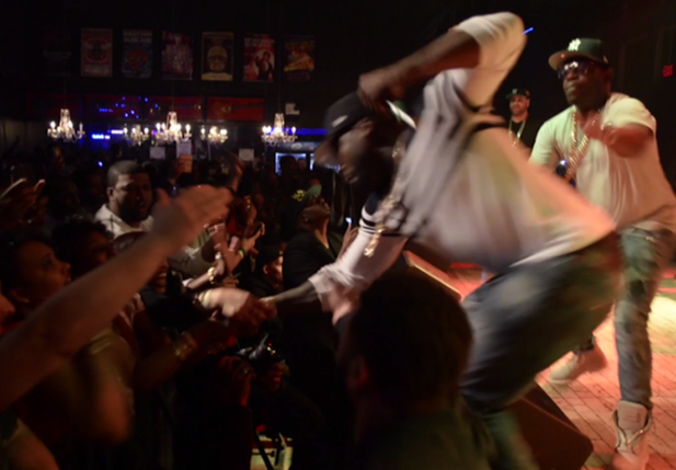 Rapper 50 Cent agride fã durante show