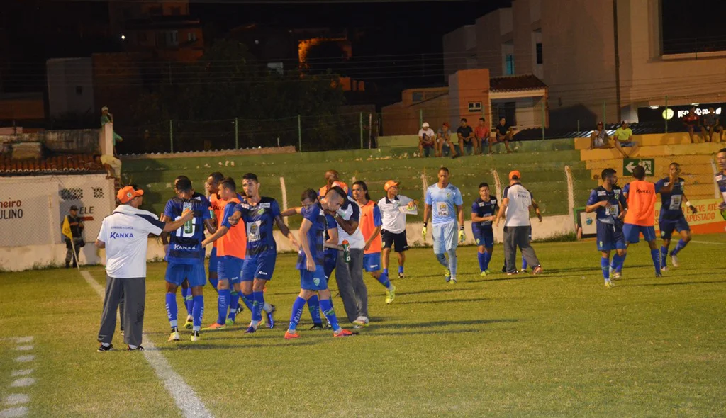 Altos comemora primeiro gol do jogo