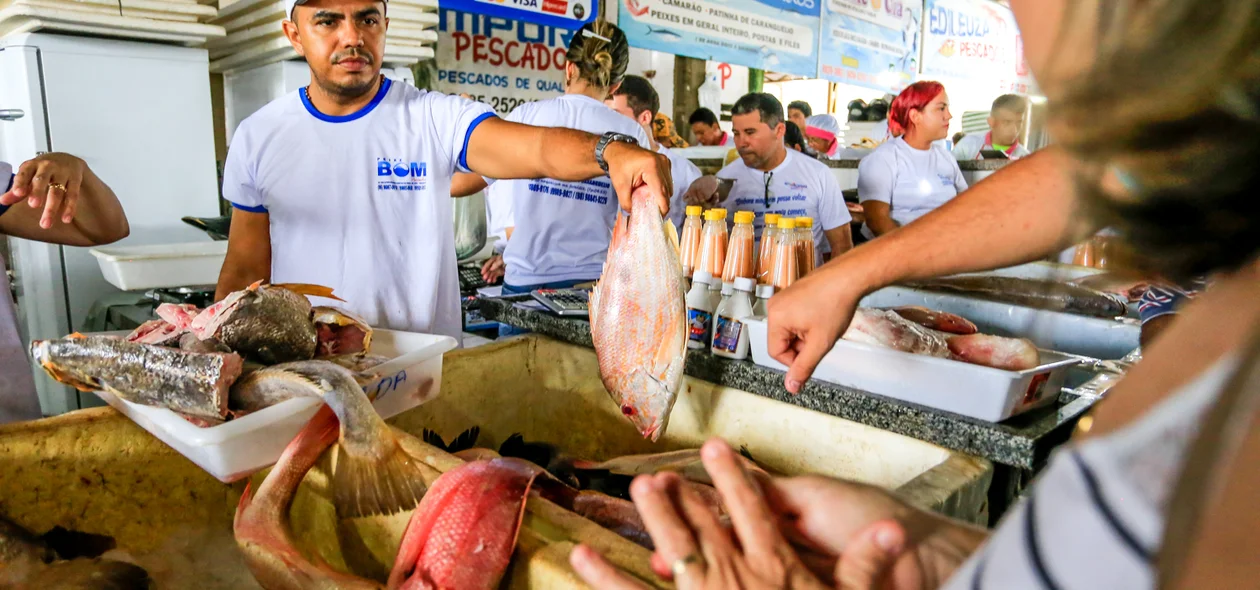 Cliente comprando peixe