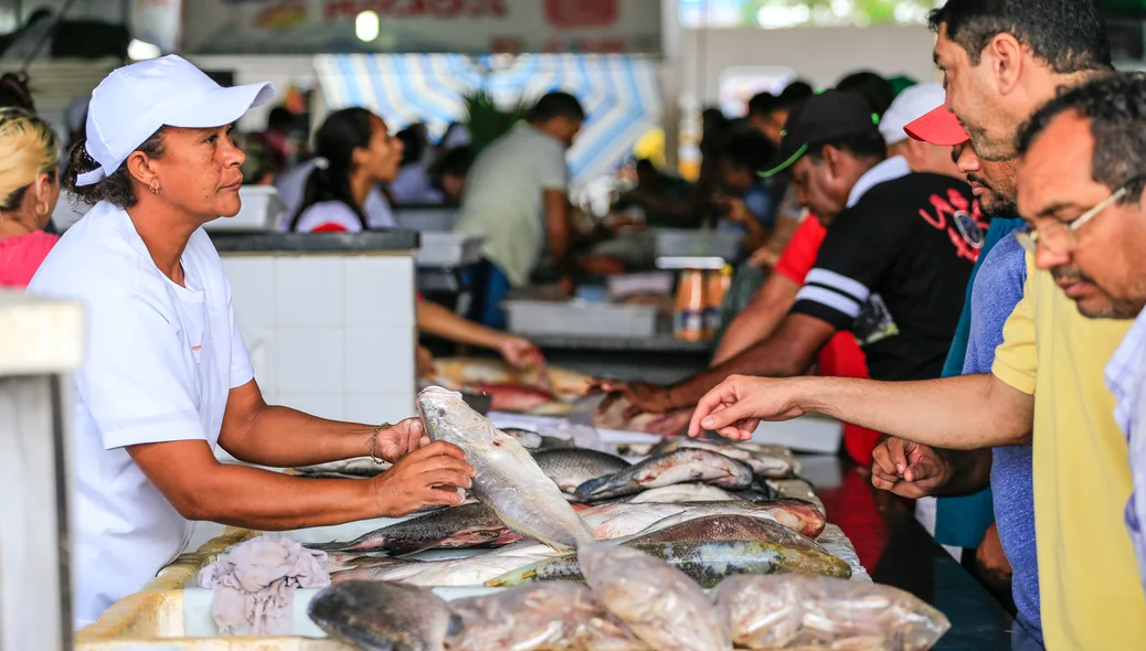 Clientes comprando peixe