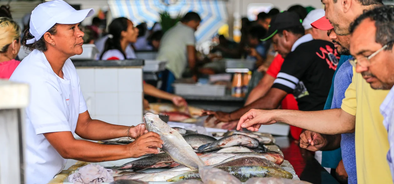 Clientes comprando peixe