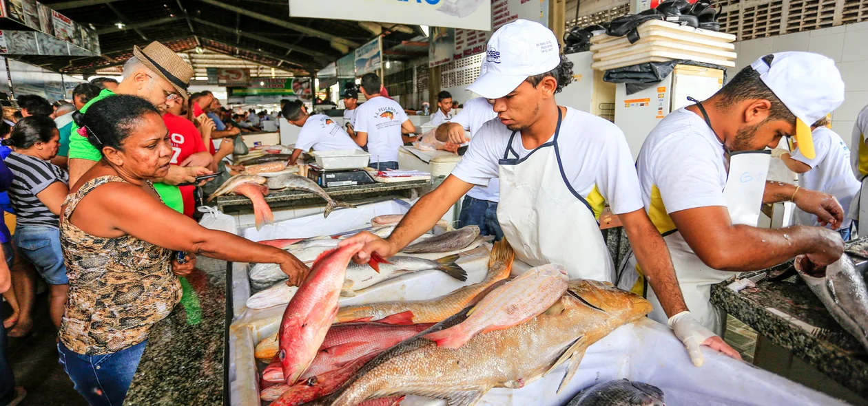 Dona Mária comprando peixe para a semana santa 