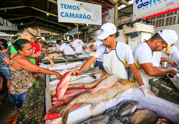 Dona Mária comprando peixe para a semana santa 