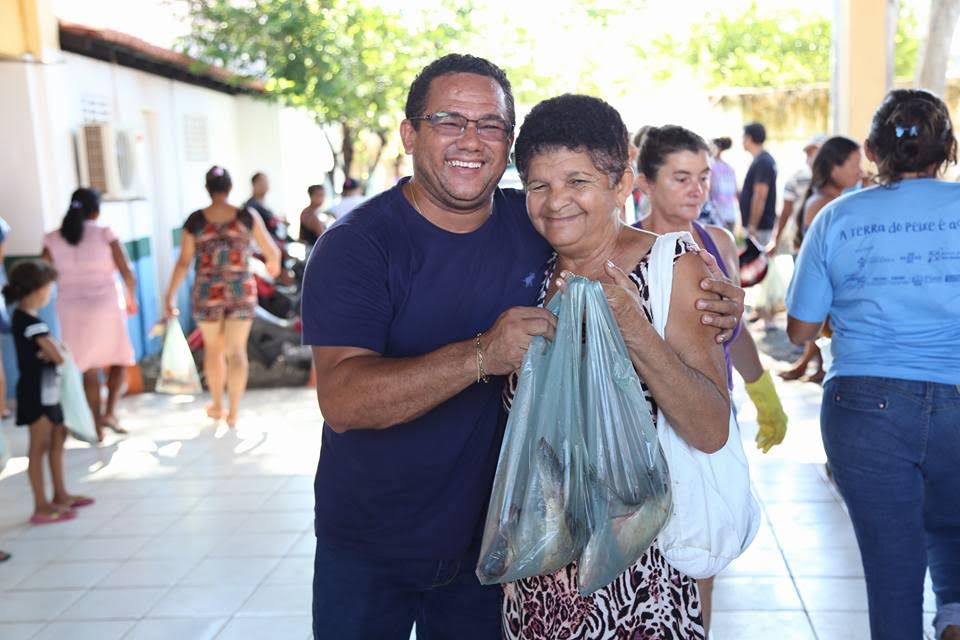 Famílias recebem peixes