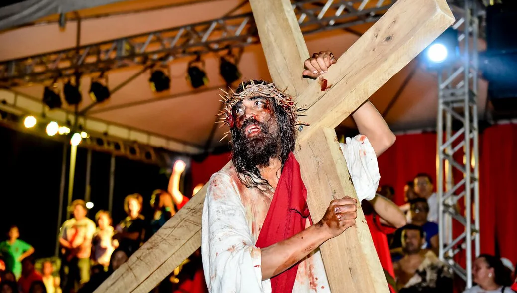 Jesus carregando a cruz