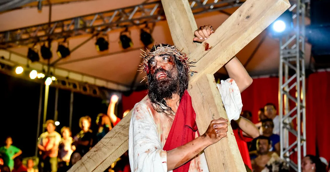 Jesus carregando a cruz