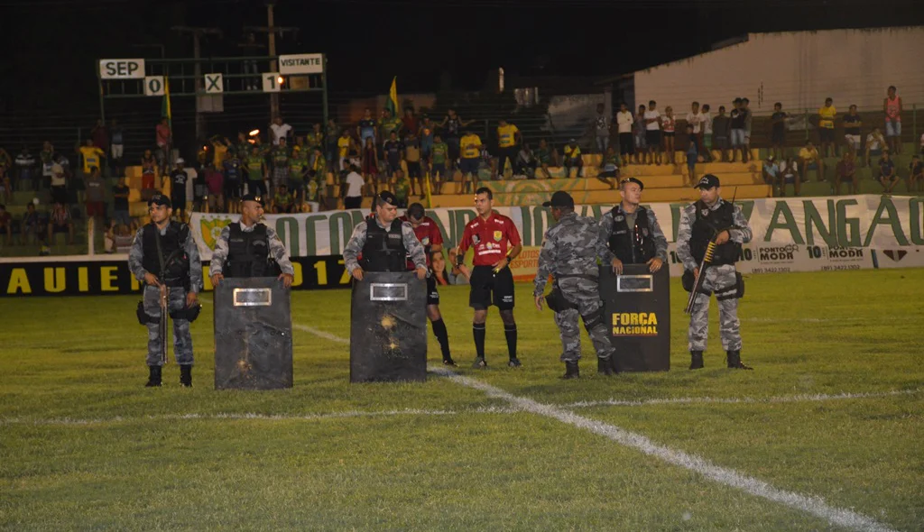 No intervalo da partida trio de árbitro ficou sob a proteção da polícia