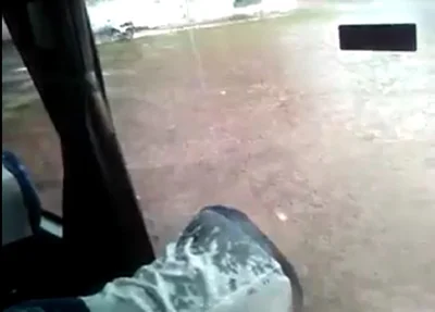 Passageiro registra chuva dentro do ônibus da Guanabara